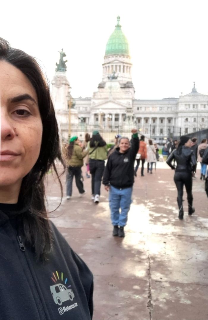 Vale con el buzo de Fleteras.ar frente al Congreso