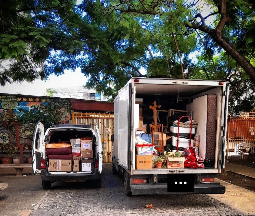 Camión y camioneta de Fleteras.ar cargados para una mudanza