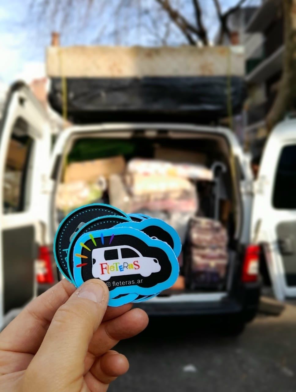 Stickers de Fleteras.ar frente a la van cargada