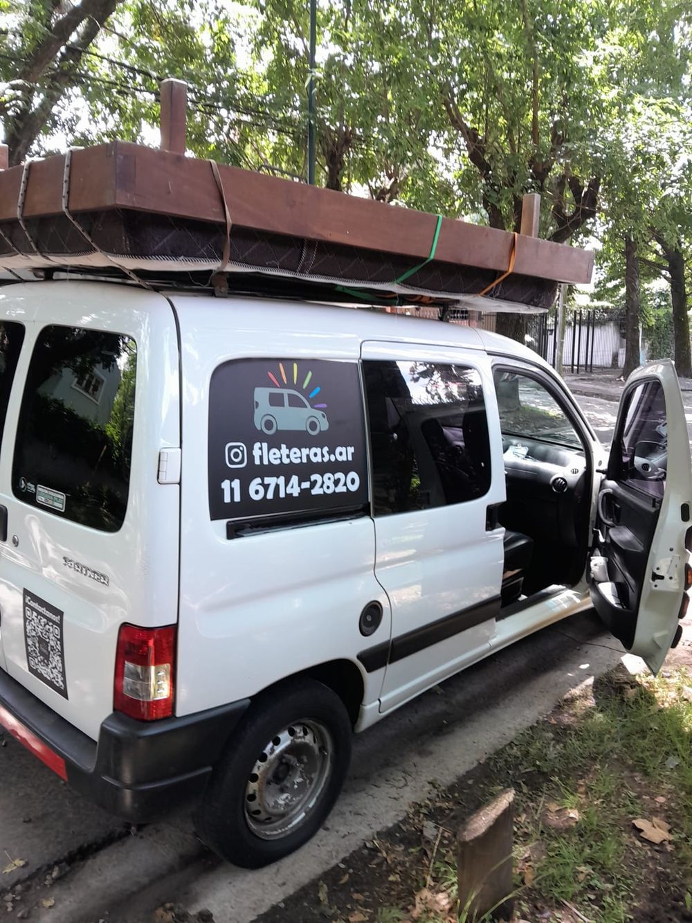 Van de Fleteras.ar cargada con materiales
