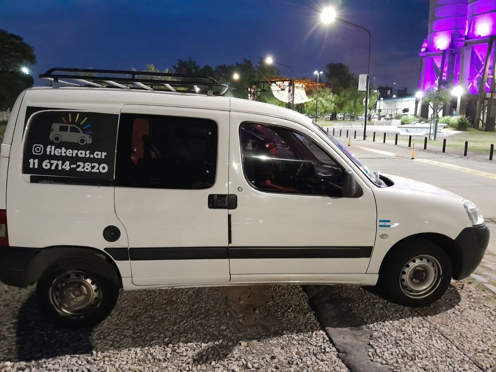 Van de Fleteras.ar de noche en Buenos Aires
